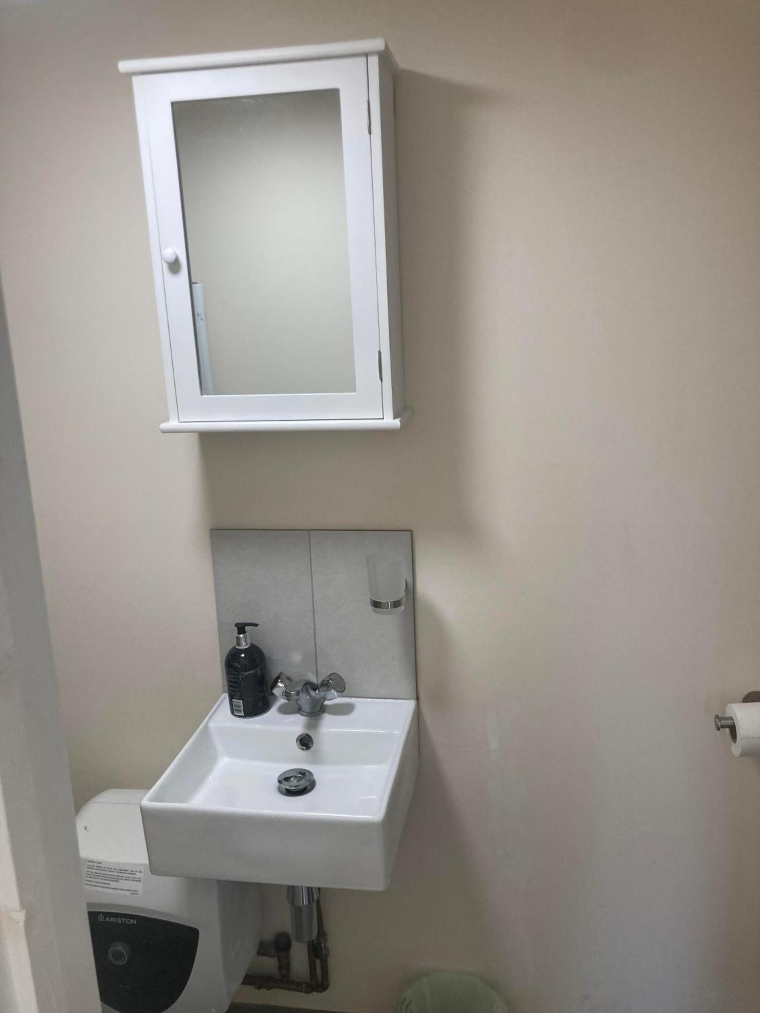 Gladstone Avenue Apartment *